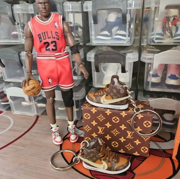 Nike Air Jordan LV pair of mini sneakers keychain. - Picture 5 of 8